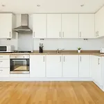 2 Bed Apartment With Balcony In Wembley